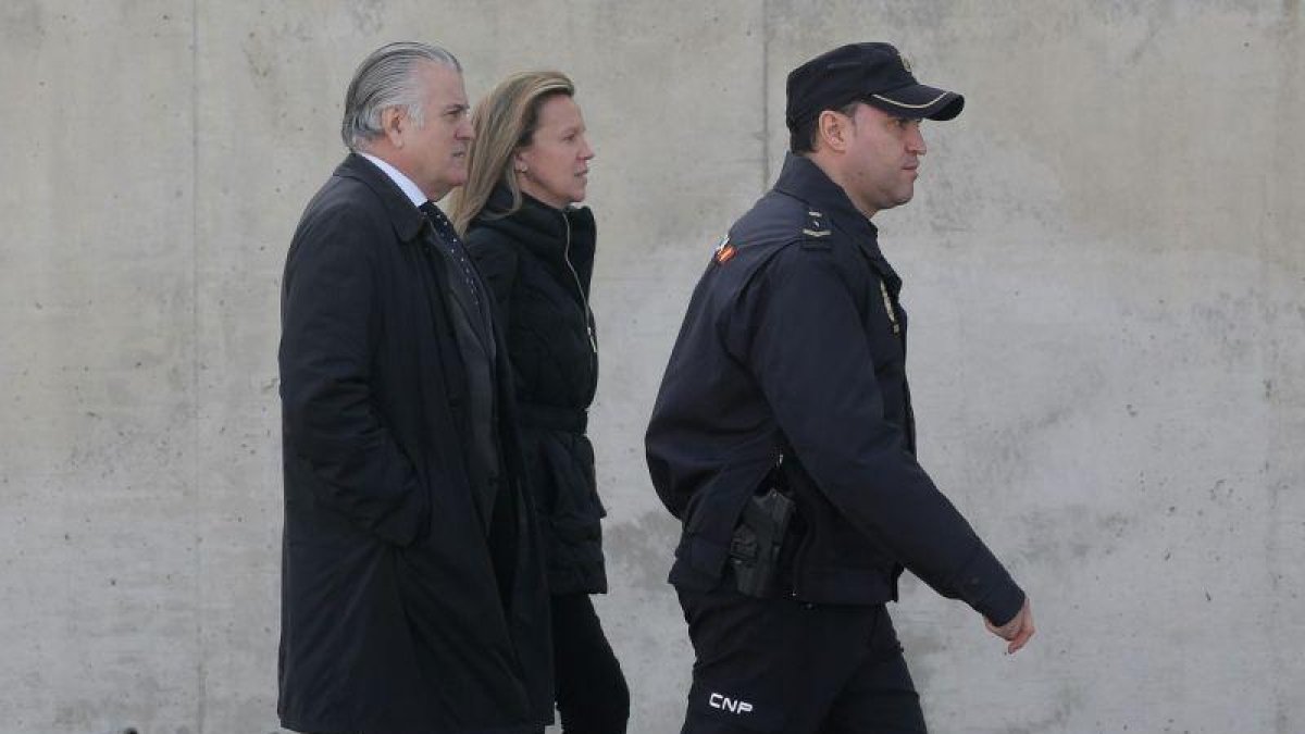 Luis Bárcenas a la salida de la Audiencia Nacional en San Fernando de Henares.