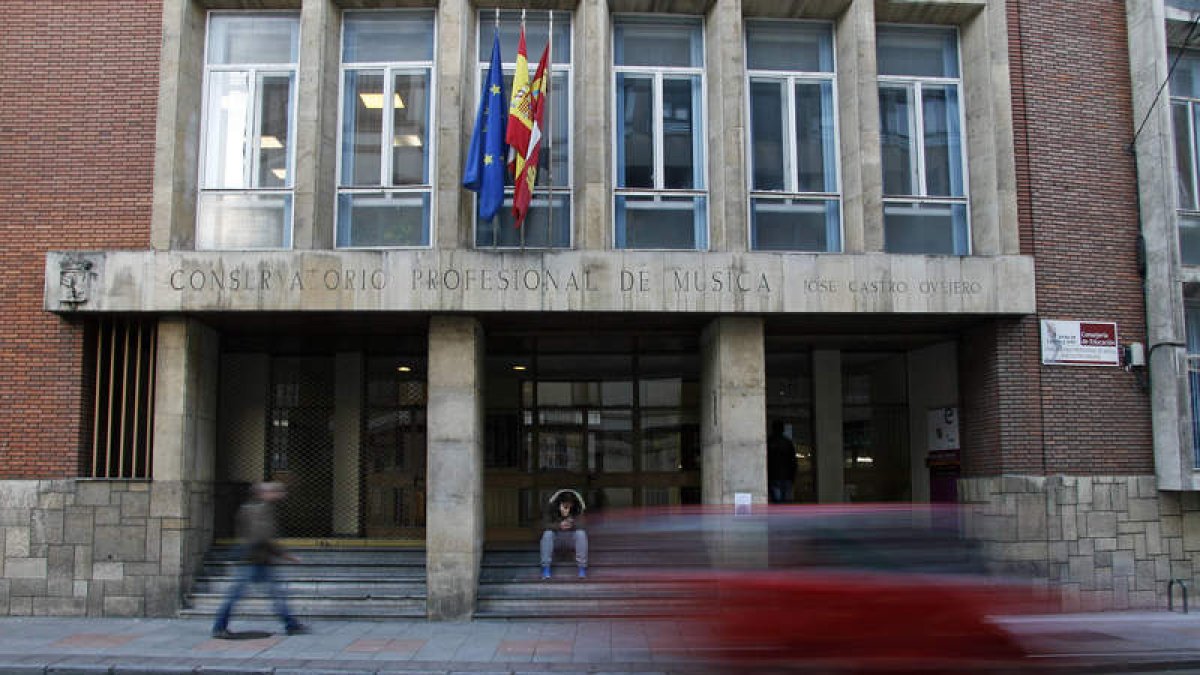 Fachada del Conservatorio Provincial de Música de León, en la céntrica calle Santa Nonia. F. OTERO PERANDONES