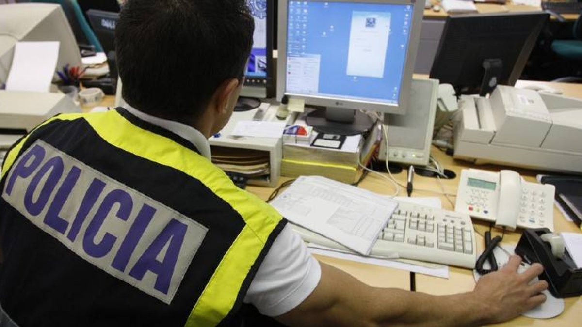 Un agente de Policía trabaja en una operación infantil.