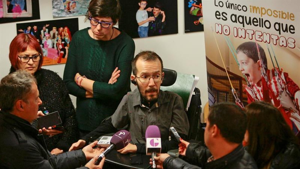 El secretario general de Podemos Aragón, Pablo Echenique, realiza declaraciones a la prensa durante la visita que ha realizado hoy a las instalaciones de la Fundación Nipace, en Guadalajara, con motivo del Día Internacional de la Diversidad.