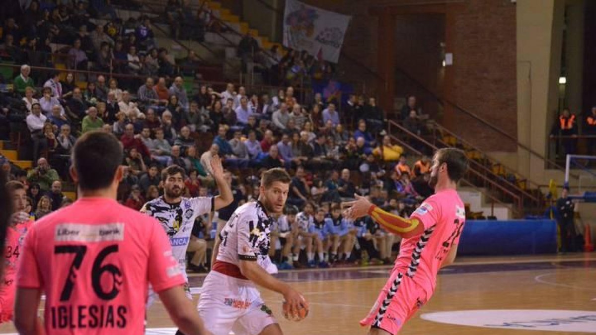 Un momento del partido que enfrenta al Ademar con el Sinfin.