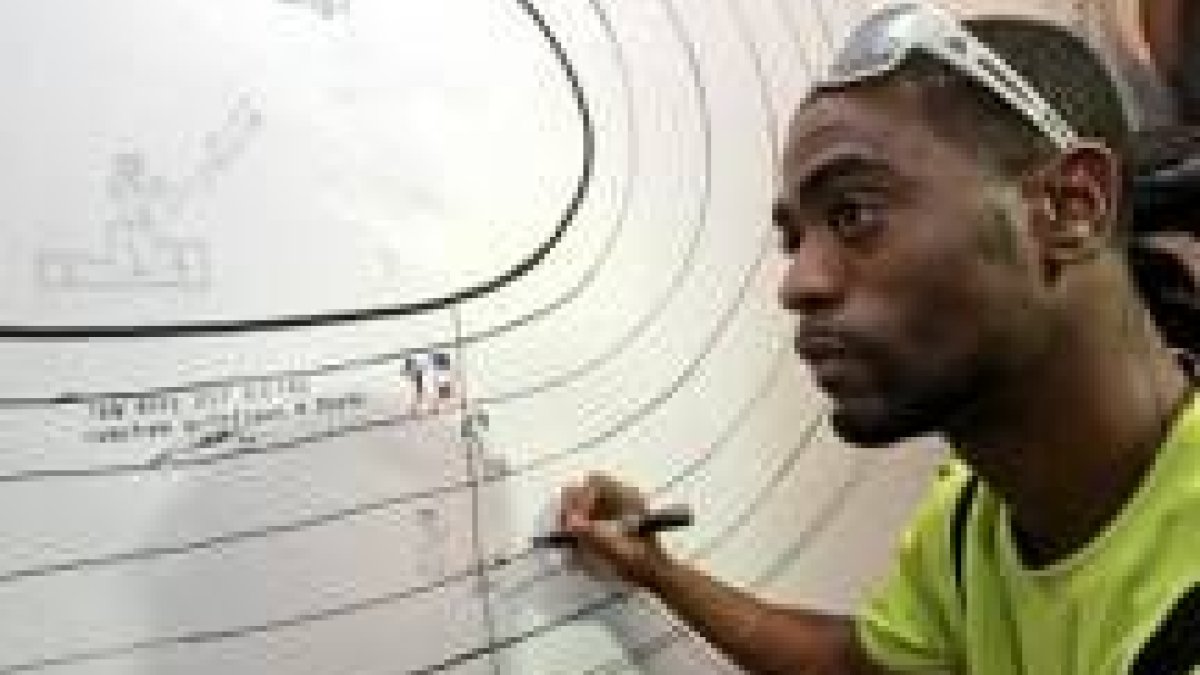 Tyson Gay escenifica en Osaka, ayer, su carrera de 100 metros