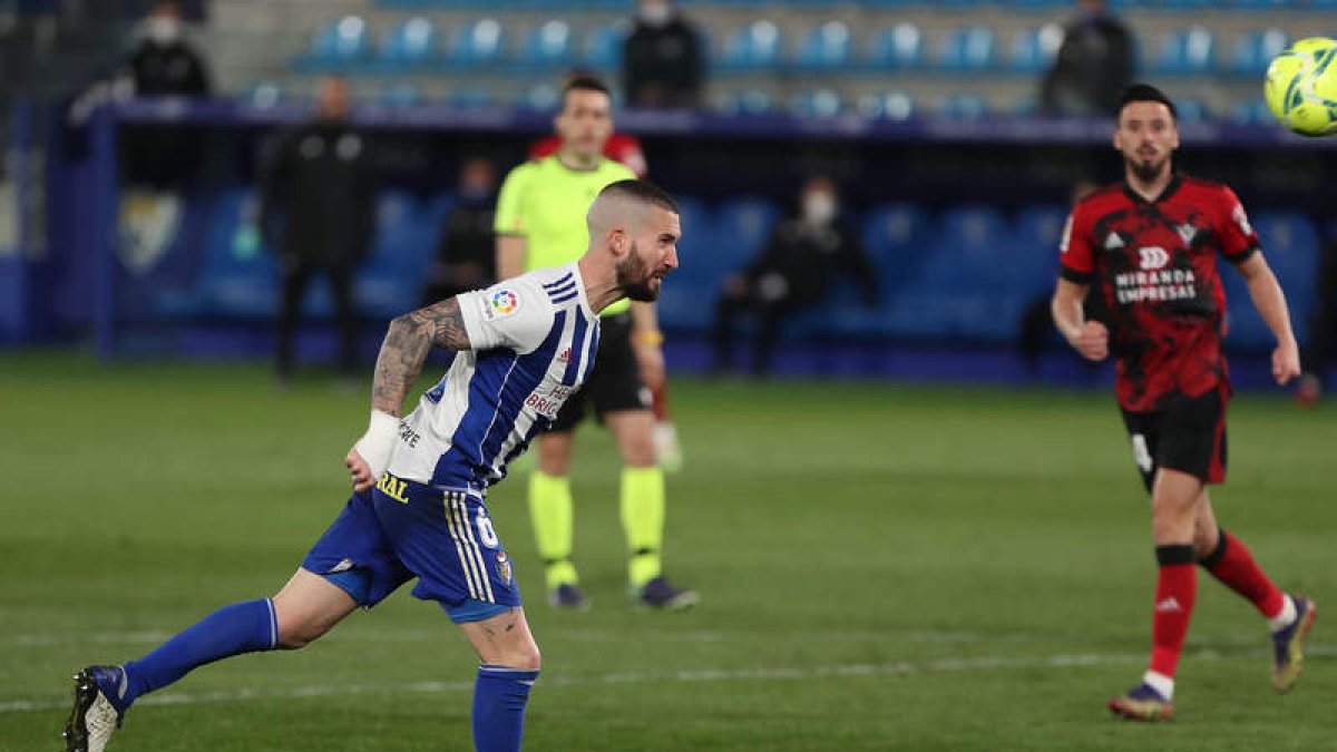 Óscar Sielva aprovechó una jugada de fe de Moi Delgado y de Pablo Valcarce para marcar de cabeza el tanto del triunfo blanquiazul. L. DE LA MATA