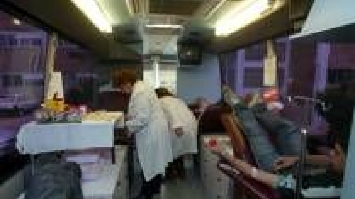 La unidad móvil de donaciones de sangre en una pasada visita al Instituto de San Andrés del Rabanedo