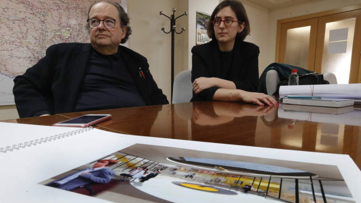 Los arquitectos Primitivo y Noa González con el proyecto del conservatorio.