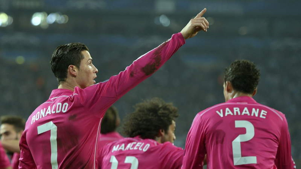 El delantero portugués del Real Madrid, Cristiano Ronaldo, celebra el tanto que abrió la victoria blanca ante los germanos.