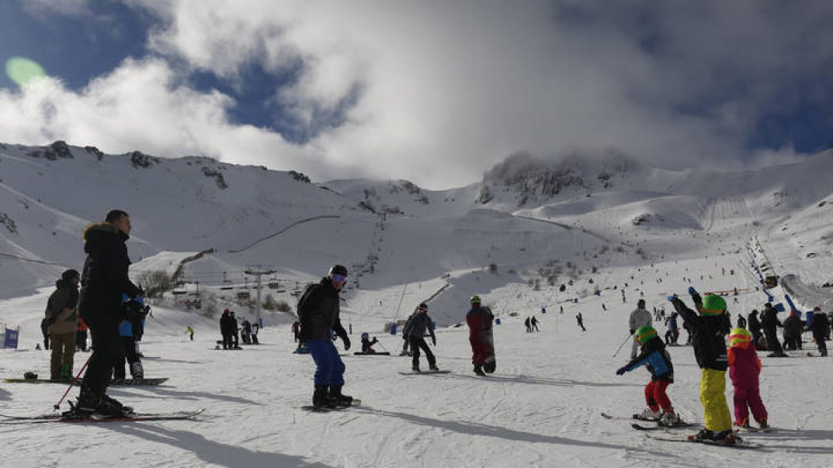 Primera jornada de la temporada de nieve en la estación de esquí de San Isidro. F. Otero Perandones.