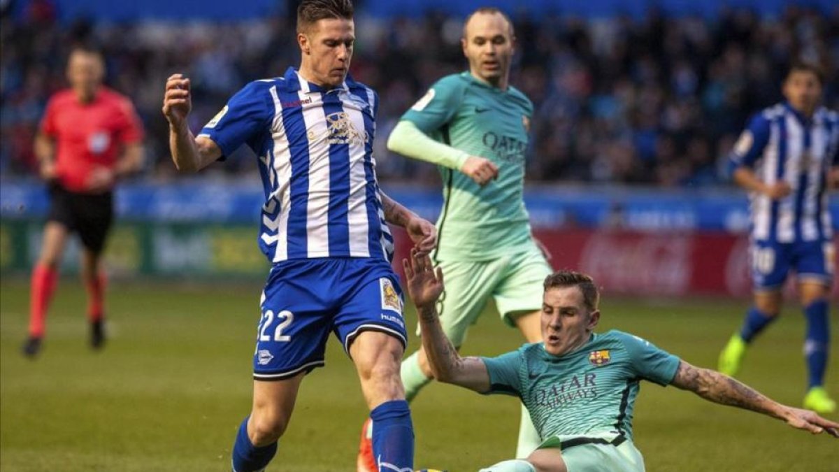 El azulgrana Digne pugna por un balón con Vigaray, en el encuentro del sábado entre el Alavés y el Barcelona.