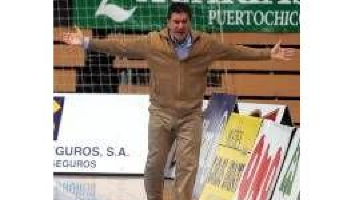 Cadenas se desespera en la banda durante un momento del partido