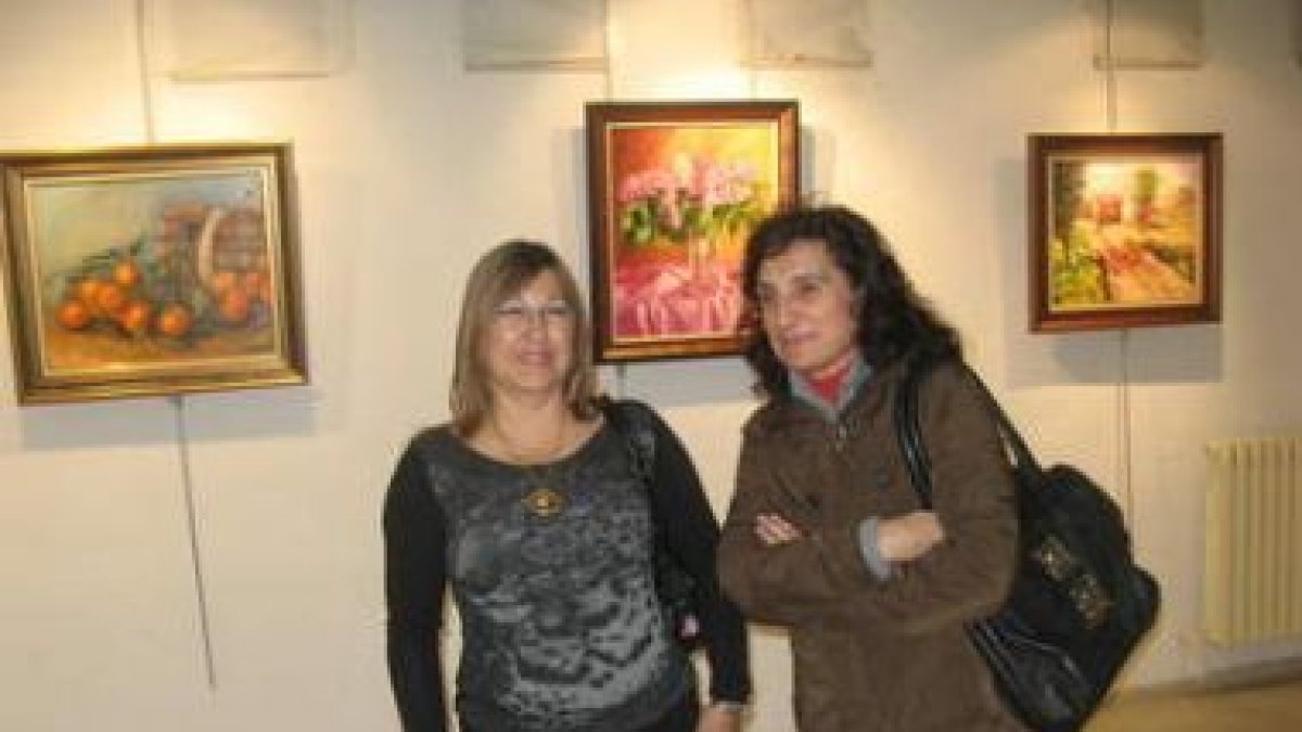 La artista y la edil de Cultura, ayer, en la inauguración.