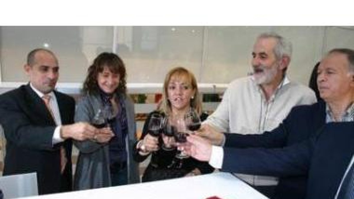El consejero de Turismo del Consejo Comarcal del Bierzo, Celemín, saluda a Herrera. A la derecha, im