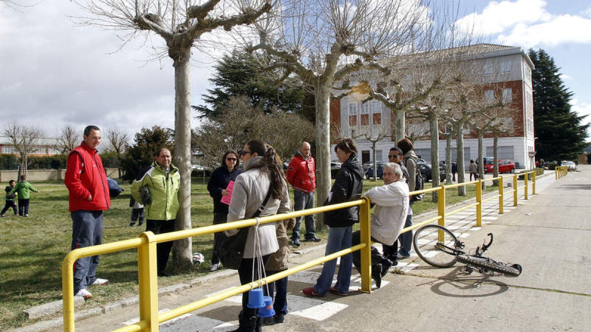 Los padres y los jugadores del Bosco B prebenjamín acudieron al campo de los Jesuitas.
