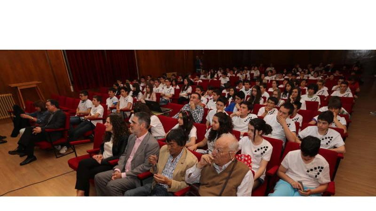Alumnos de diferentes centros educativos de toda la comunidad participaron ayer en los actos del proyecto Estalmat.
