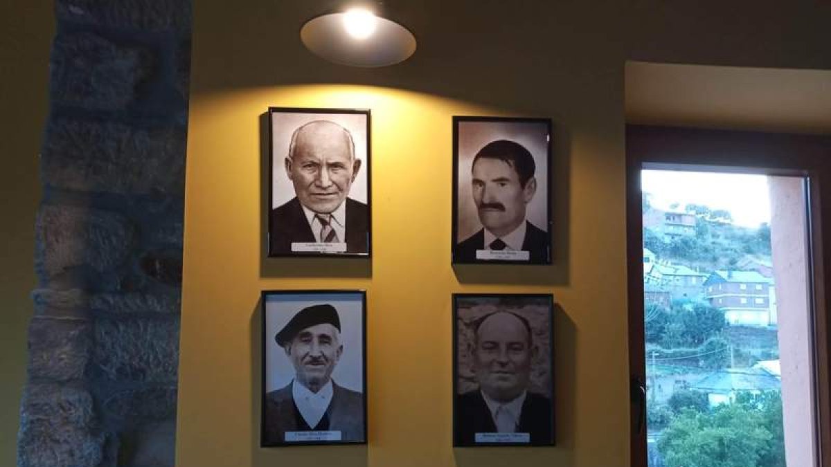 Retratos de los pedáneos, en la antigua casa del cura reformada como edificio de usos. CEBRONES