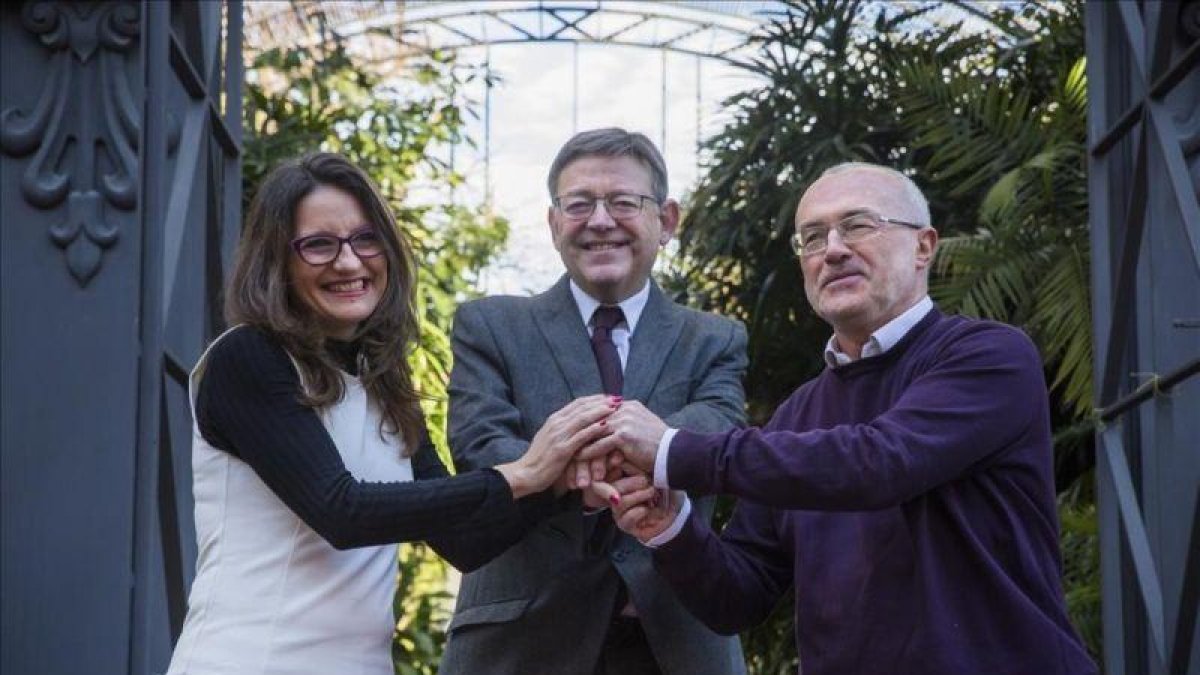 Mónica Oltra (Compromís), Ximo Puig (PSPV) y Antonio Montiel (Podemos), en el Jardí Botànic de Valencia.