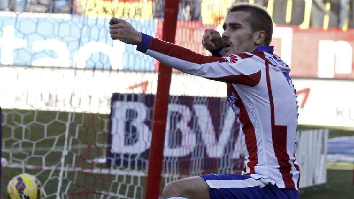 El delantero francés Antoine Griezmann celebra al estilo arquero uno de sus goles. a