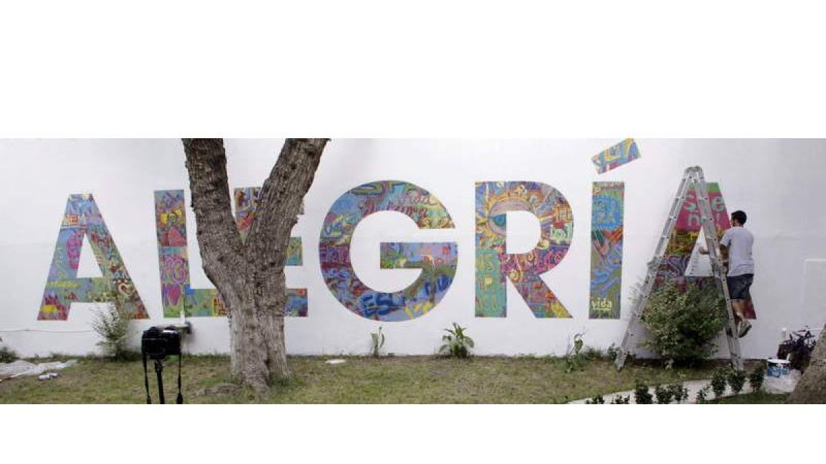 Un grafiti con la palabra ‘alegría’ decora un muro del patio del Instituto Cervantes de Argel.