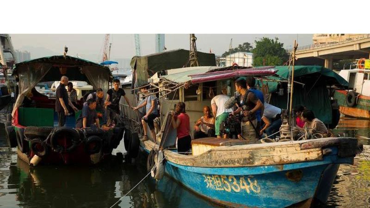 Un momento del rodaje de ‘The Fisherman’ en el Puerto de Victoria en Hong Kong. En bermudas y con bisera, el director Alejandro Suárez