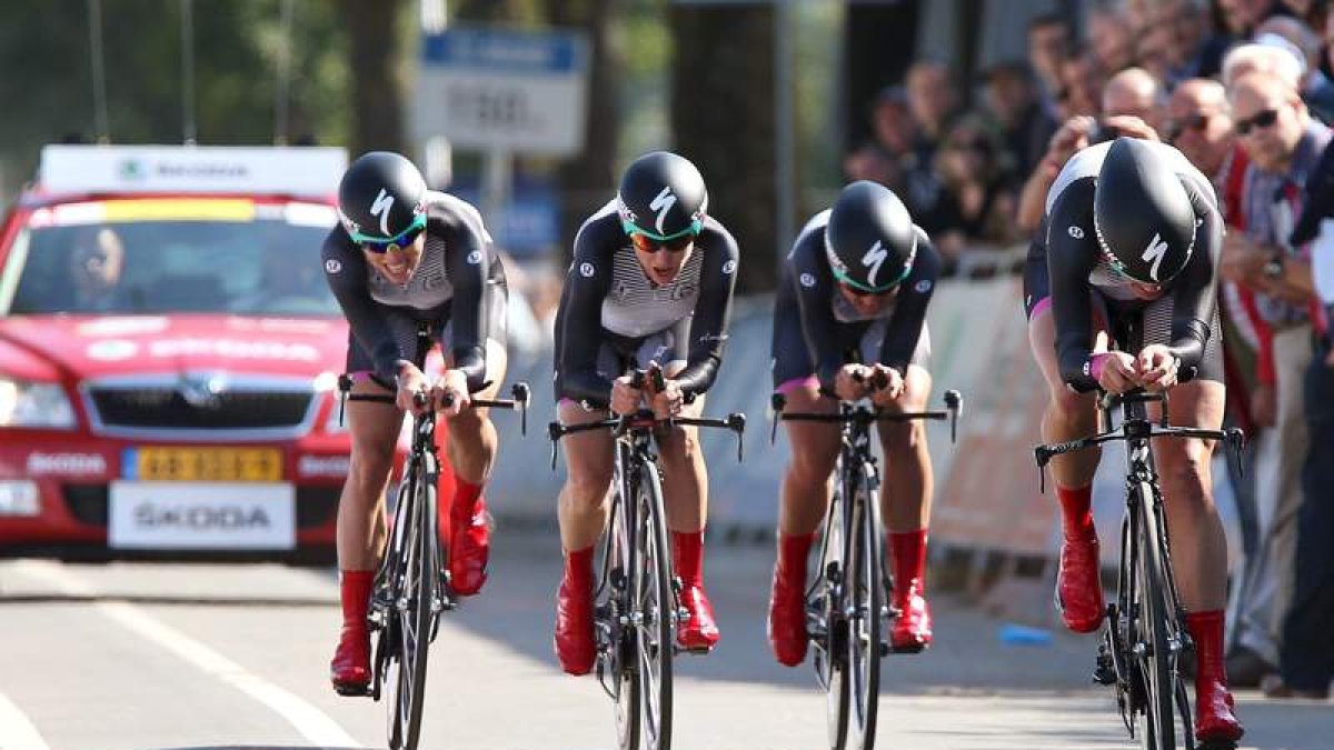 El equipo alemán pedalea en la contrarreloj femenina por equipos del Mundial de Valkenburg.