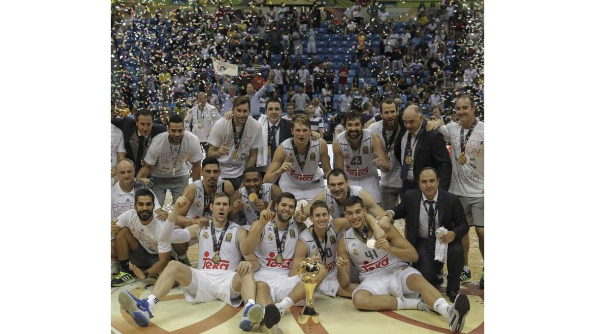 Los jugadores del Real Madrid celebran el título intercontinental.