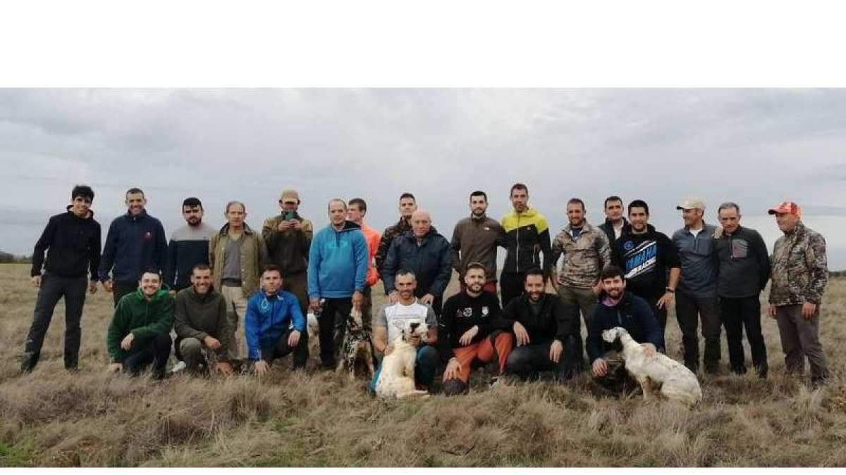 Foto de familia de los participantes y representantes federativos en el Provincial de Caza Menor con Perro. TOÑI