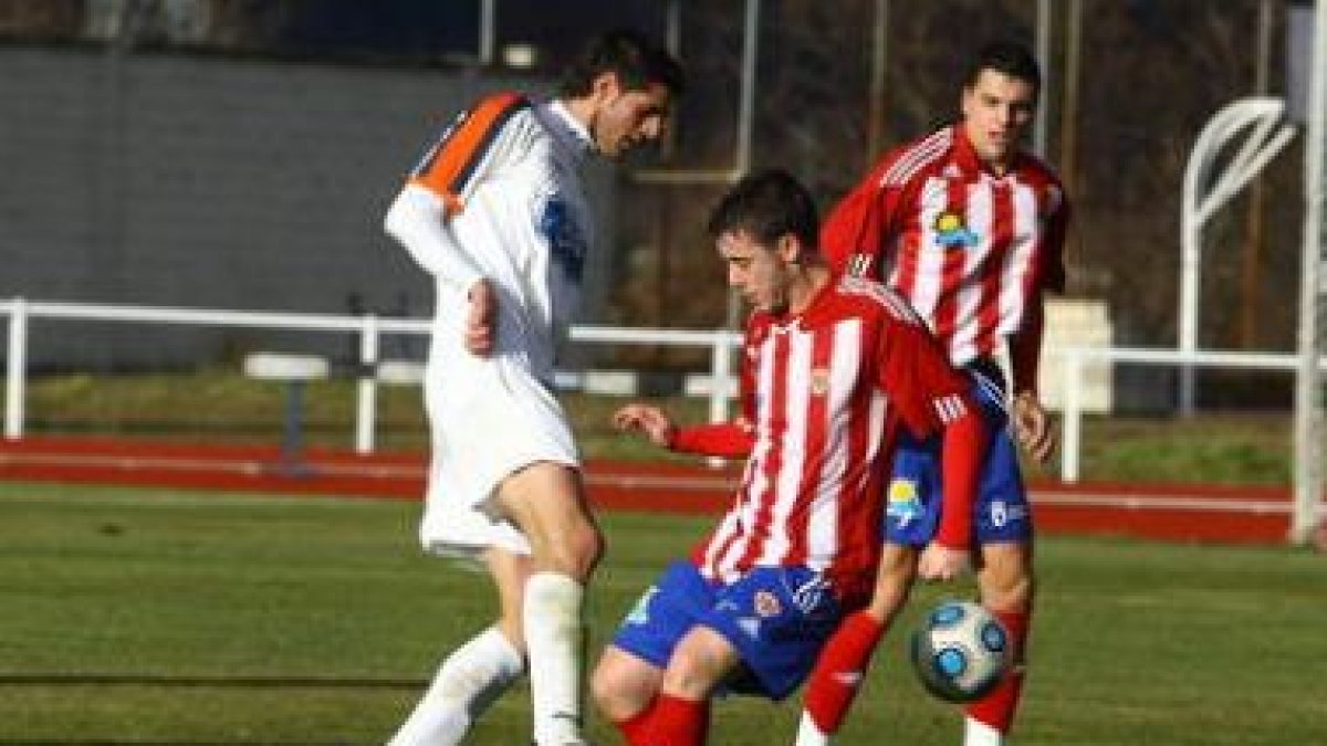 Dani, que fue sustituido en la segunda parte, pelea un balón con su oponente.