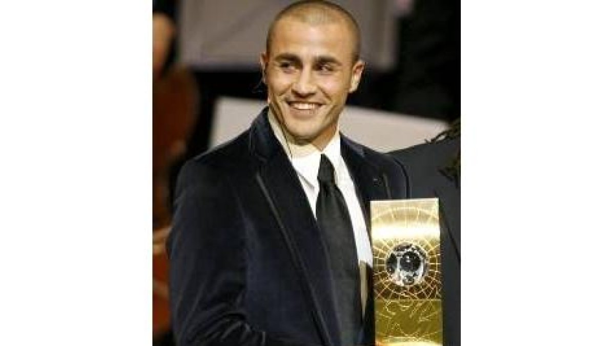Ronaldinho felicita a Cannavaro