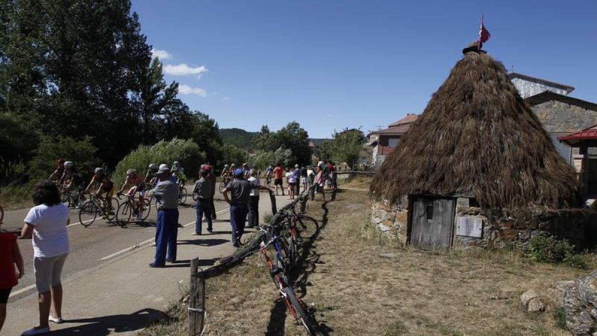 Los ciclistas, a su paso por Prioro, momento de la carrera en la que el grupo delantero quedaba reducido a 11 unidades.