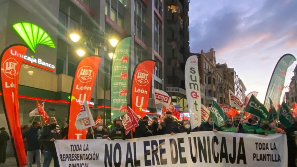 Protesta de los trabajadores de Unicaja en León.