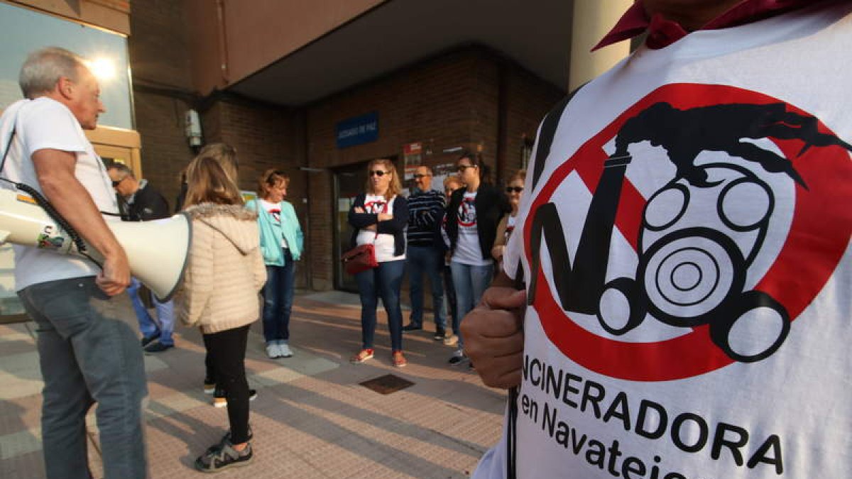 La plataforma contra la planta de biomasa se concentró coincidiendo con el Pleno. RAMIRO