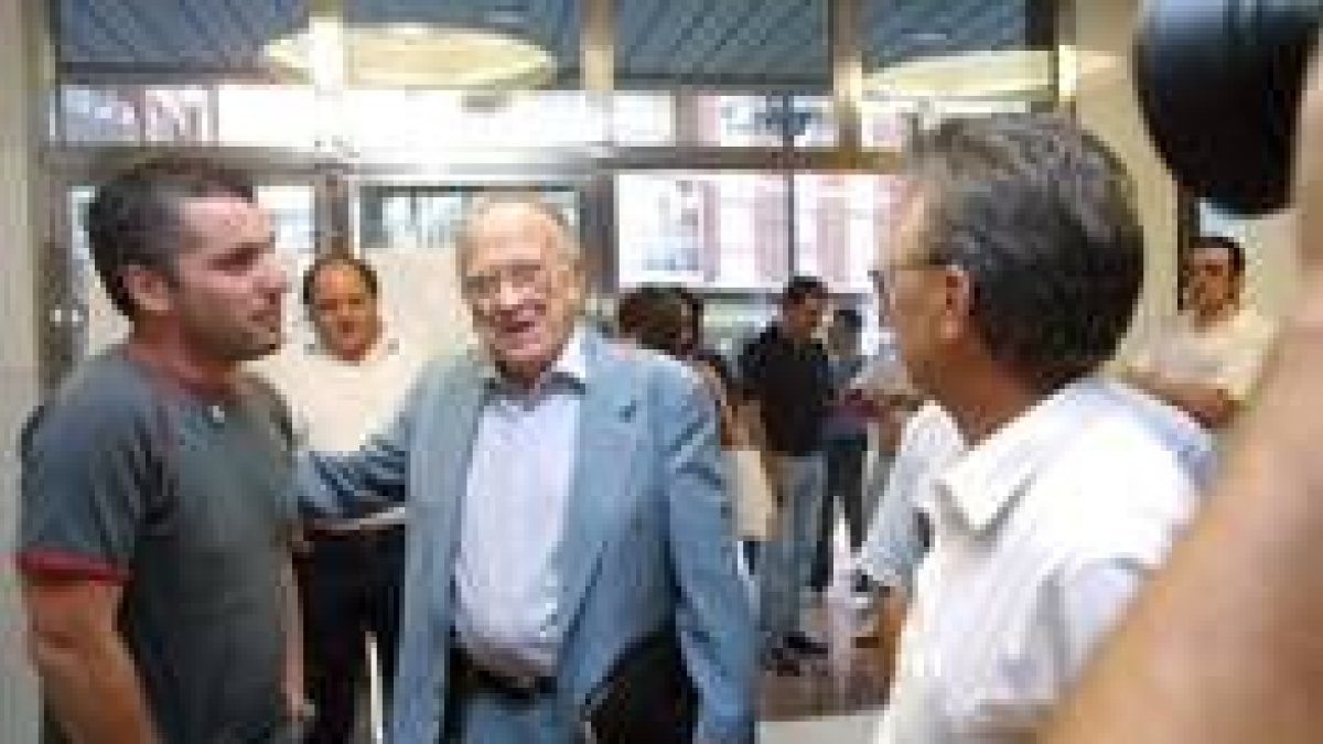 Carrillo fue saludado efusivamente por todos los presentes