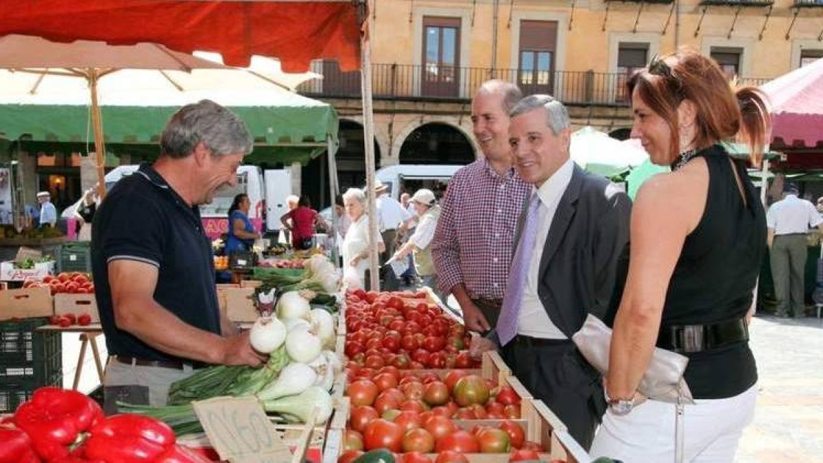 Emilio Gutiérrez y María José Álvarez Casais, ayer, durante su visita al mercado de la plaza Mayor.