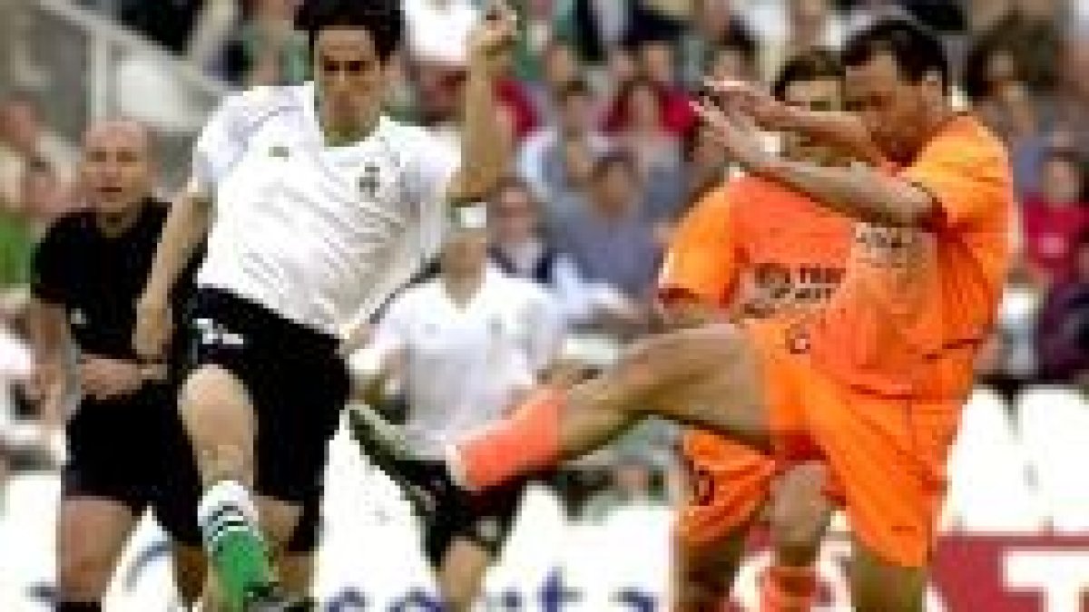 El israelí del Rácing, Benayoun (izquierda), dispara a puerta ante la oposición de Rufete