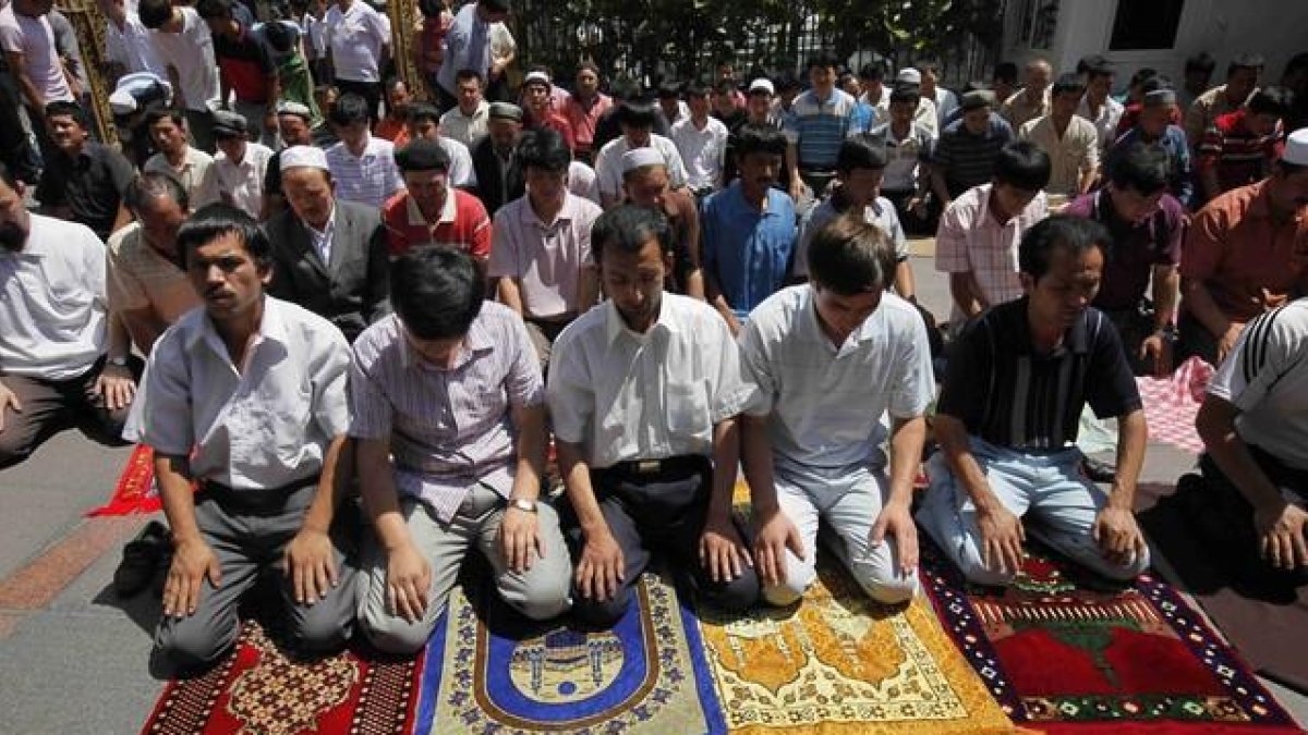 Hombres uigures rezan en una mesquita en Urumqi, en el oesta de la provincia china de Xinjiang.