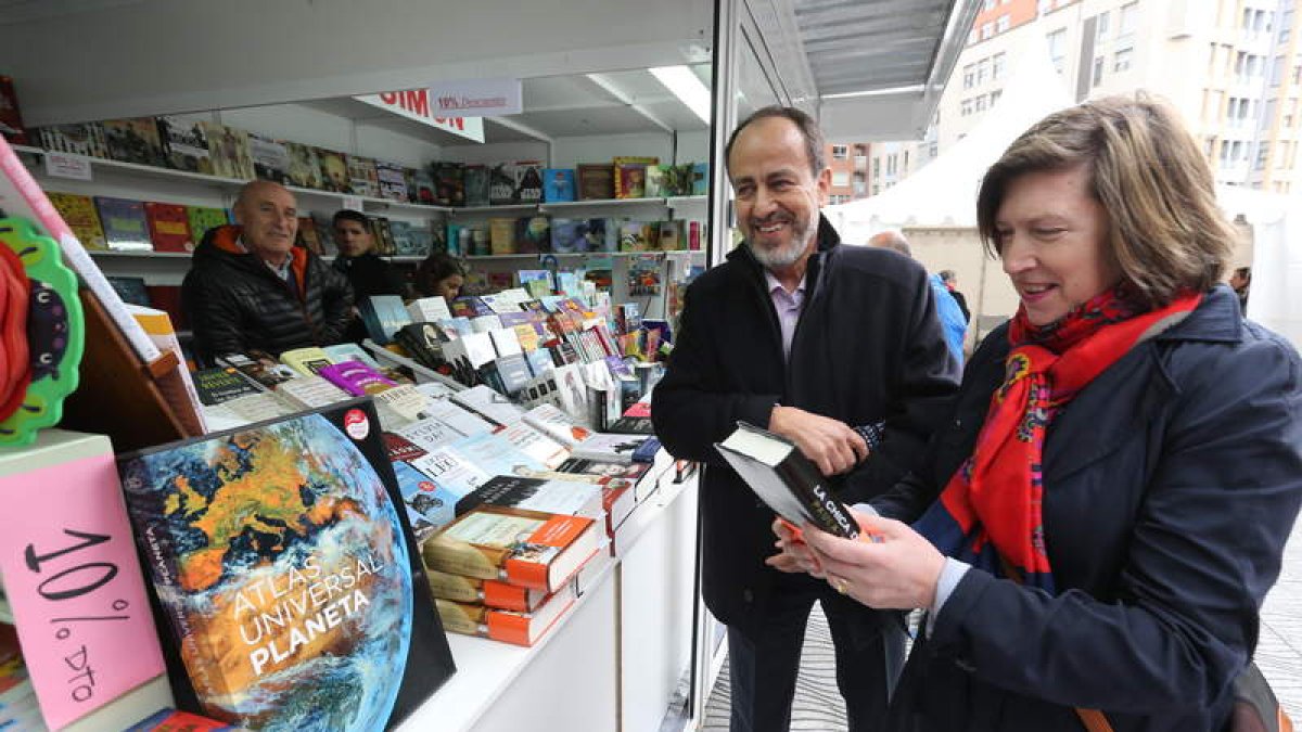 La concejala de Cultura, María Antonia Gancedo, y el bibliófilo Antonio Ovalle, en la feria. L. DE LA MATA