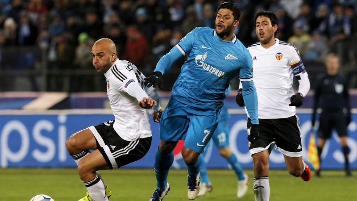 Addennour, defensa del Valencia, intenta frenar a Hulk.