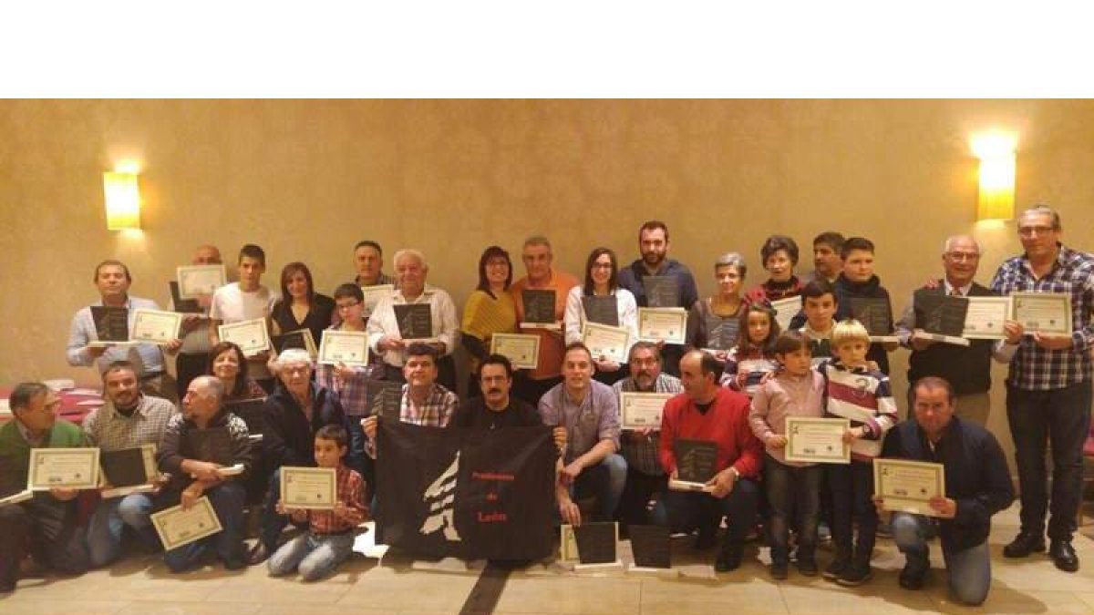 Todos los premiados de la noche posan en una fotografía de familia con sus diplomas y trofeos. A.V.