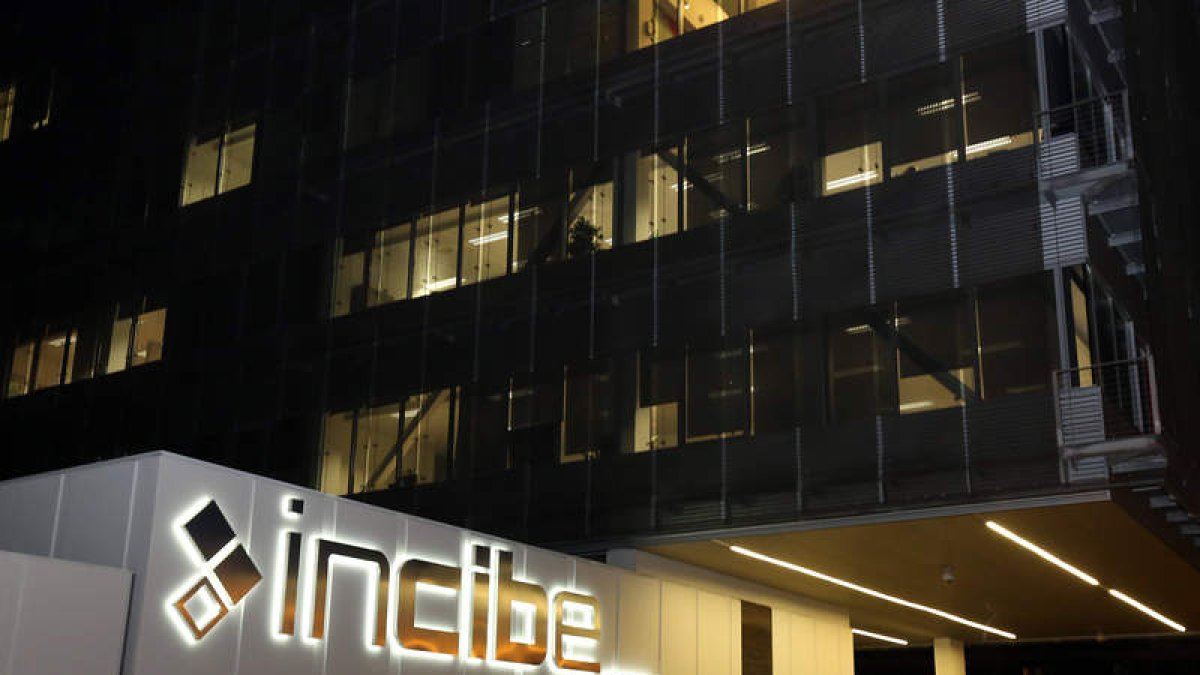 Fachada del Instituto Nacional de Ciberseguridad, en el polígono de La Lastra. MARCIANO PÉREZ