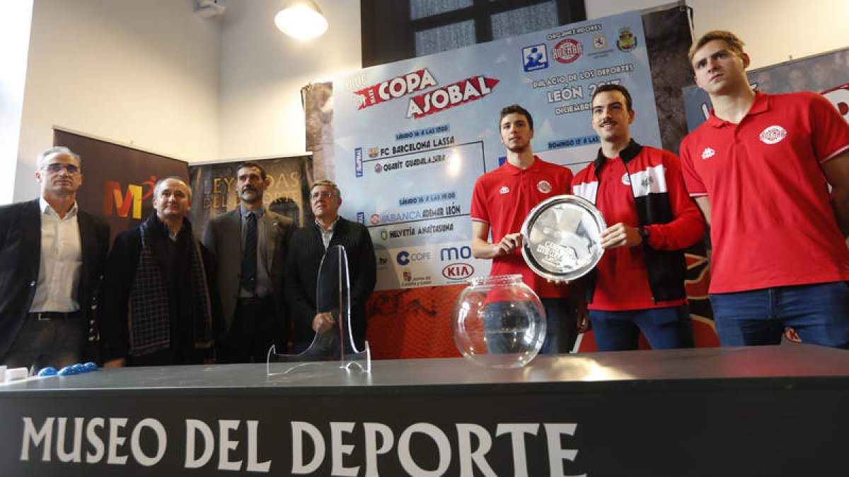 El sorteo para la disputa de la Copa Asobal se realizó ayer en el Palacín, un espacio que ahora acoge el Museo del Deporte. JESÚS