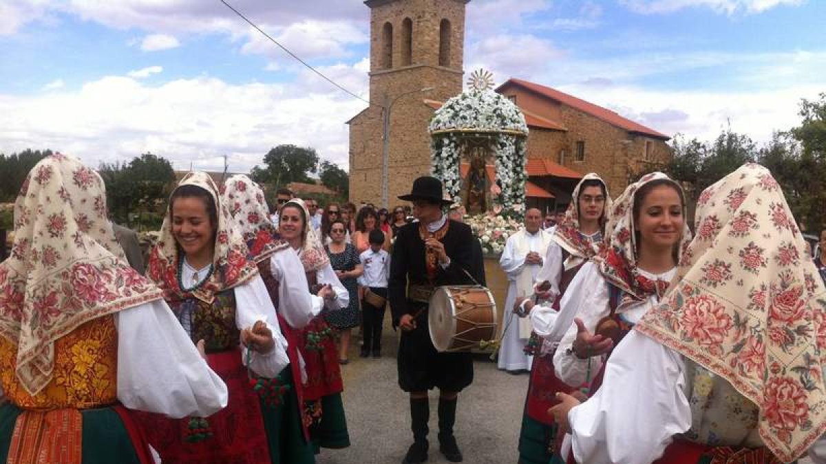 Las jóvenes maragatas bailan delante de la Virgen durante la procesión.