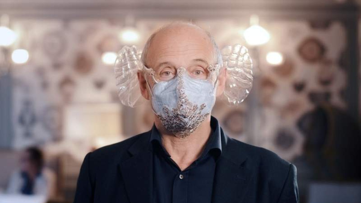 El director húngaro Iván Fischer con la mascarilla que ha inventado para disfrutar mejor los conciertos. EFE