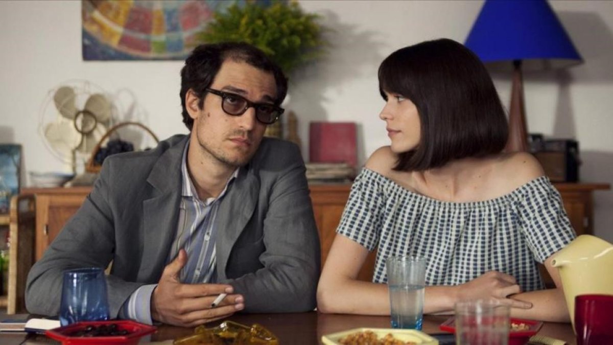 Louis Garrel y Stacy Martin en una escena de Mal Genio.