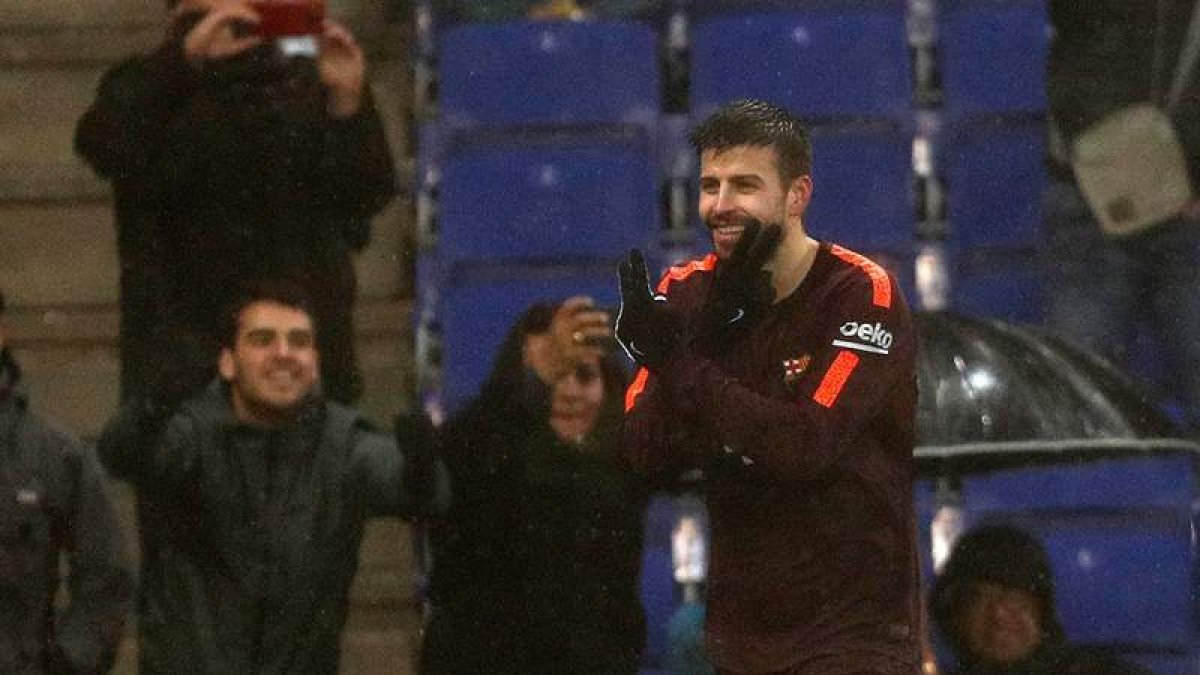 Piqué celebra el gol del empate que le hizo al Español en un derbi cargado de tensión. ALEJANDRO GARCÍA