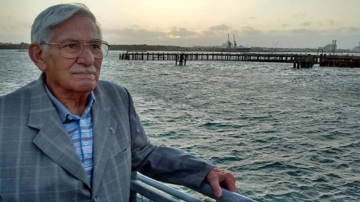 El leonés Paco Robles en el puerto de Southampton, a donde llegó con casi 4.000 niños y niñas en 1937 huyendo de las bombas de la Legión Cóndor sobre Vizcaya. GAITERO