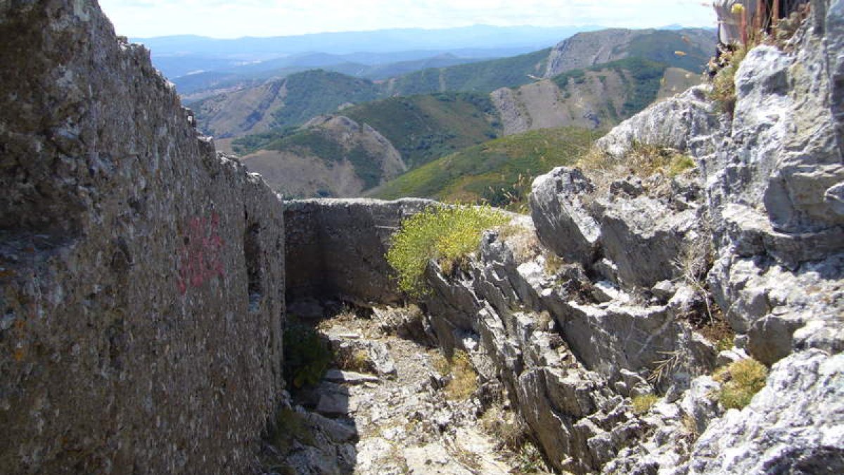 Panorámica de la montaña central leonesa desde las trincheras ya señalizadas en Fontañán.