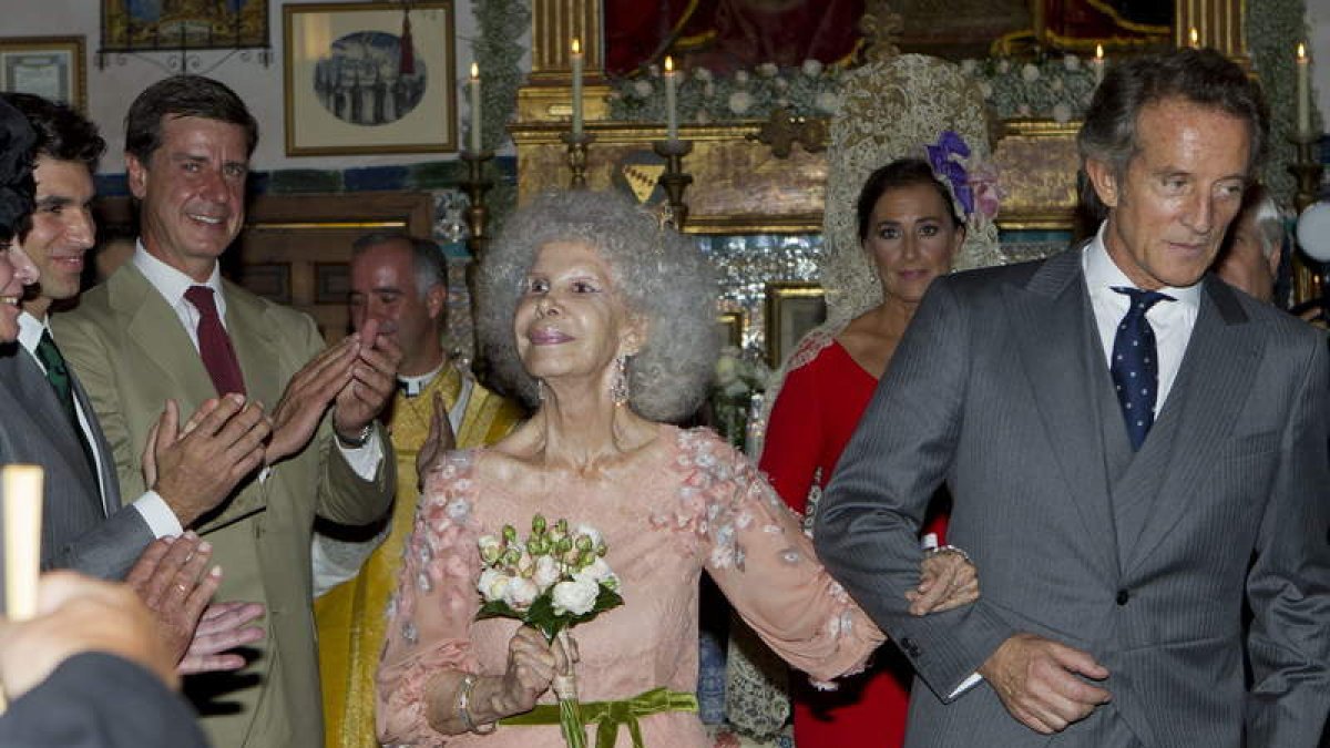 La duquesa de Alba, Cayetana Fitz-James Stuart, y Alfonso Díez Carabantes, tras contraer matrimonio en una ceremonia celebrada en el Palacio de Las Dueñas.