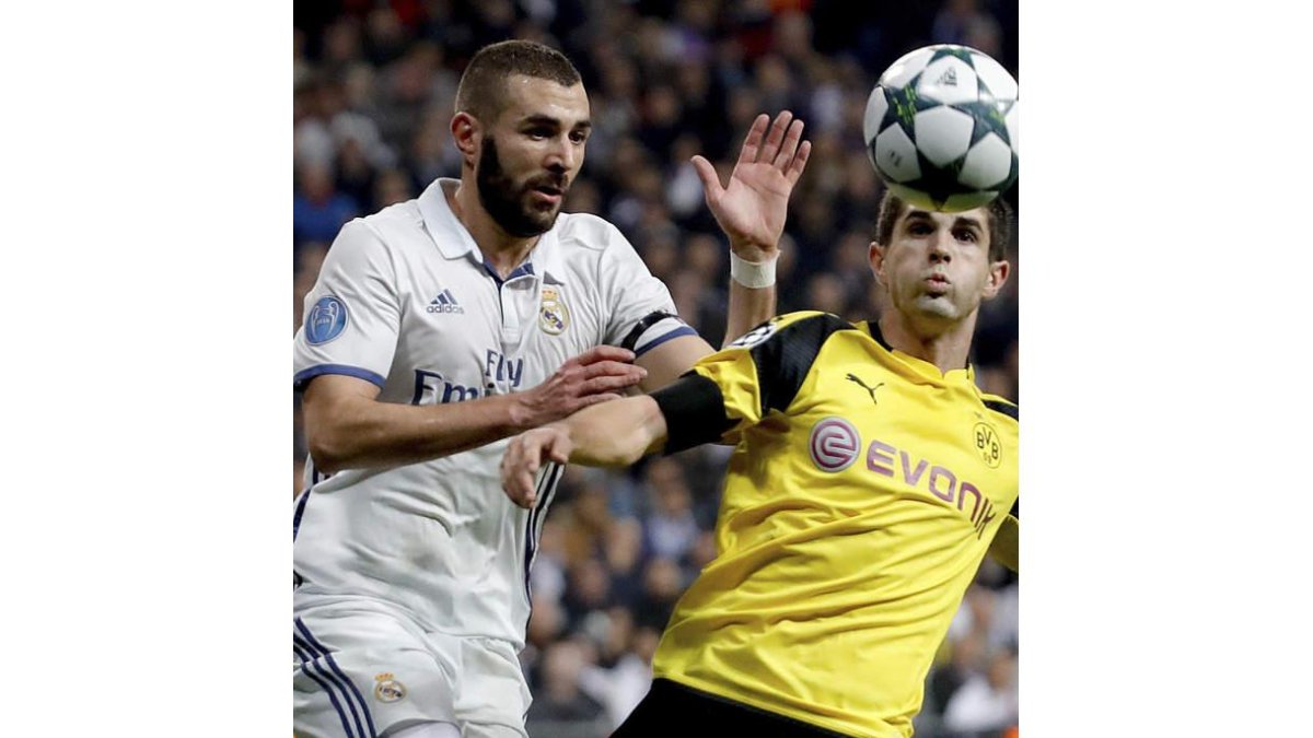 El delantero francés del Madrid, Karim Benzema, pelea un balón con Pulisic. JUANJO MARTÍN