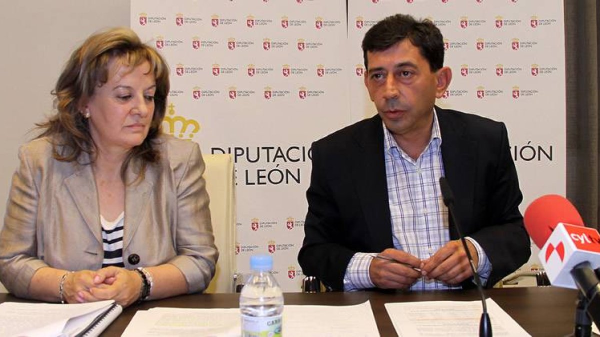 El portavoz del equipo de Gobierno de la Diputación de León, Jaime González y la diputada de Derechos Sociales, María Isabel Fresno, durante la rueda de prensa sobre el Servicio de Ayuda a Domicilio.