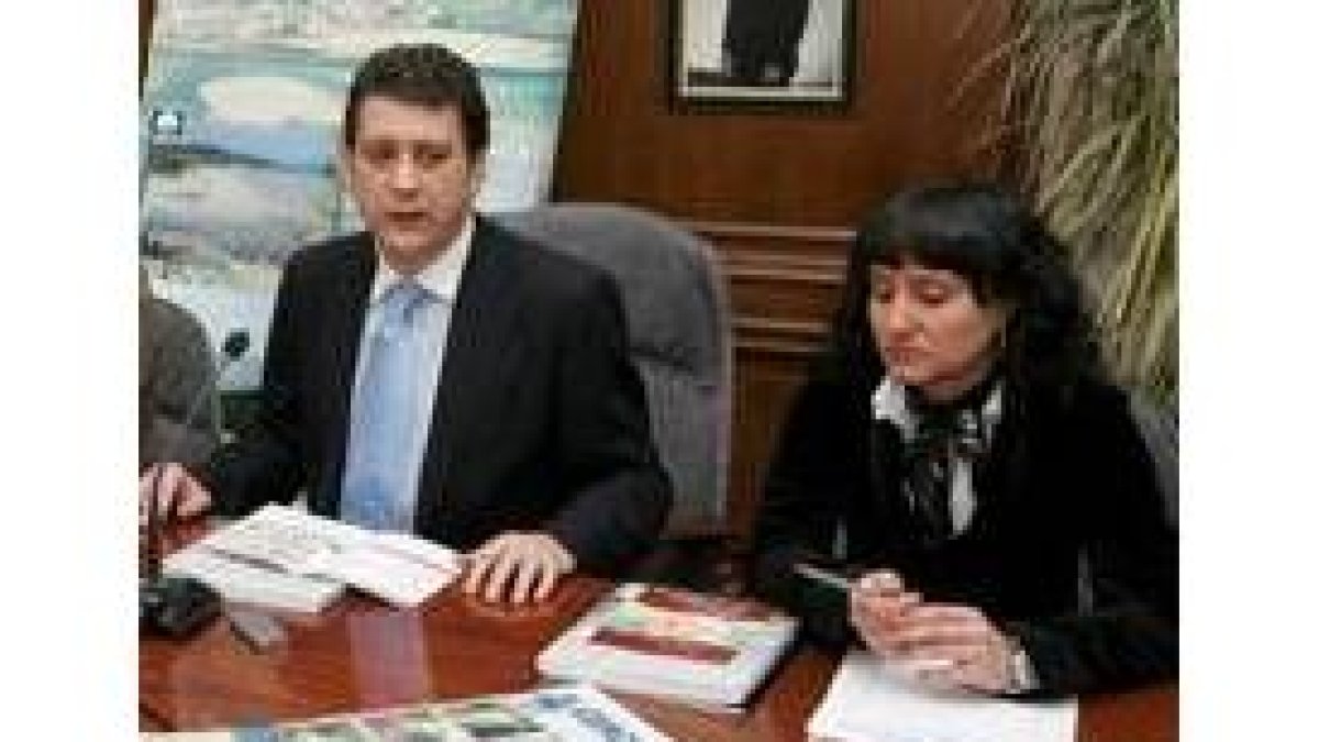 El alcalde y la concejala de Cultura, en un momento de la rueda de prensa