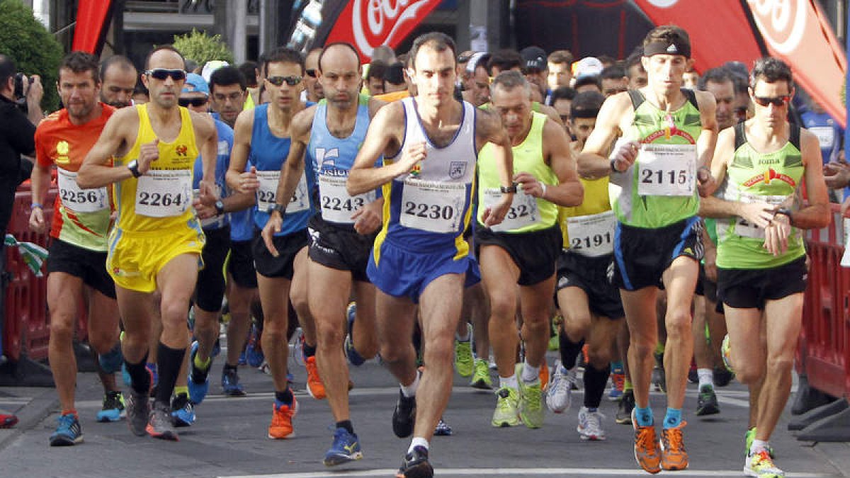 La Media Maratón ‘Via de la Plata’ congregó en la línea de salida de la plaza Mayor de La Bañeza a 155 atletas.